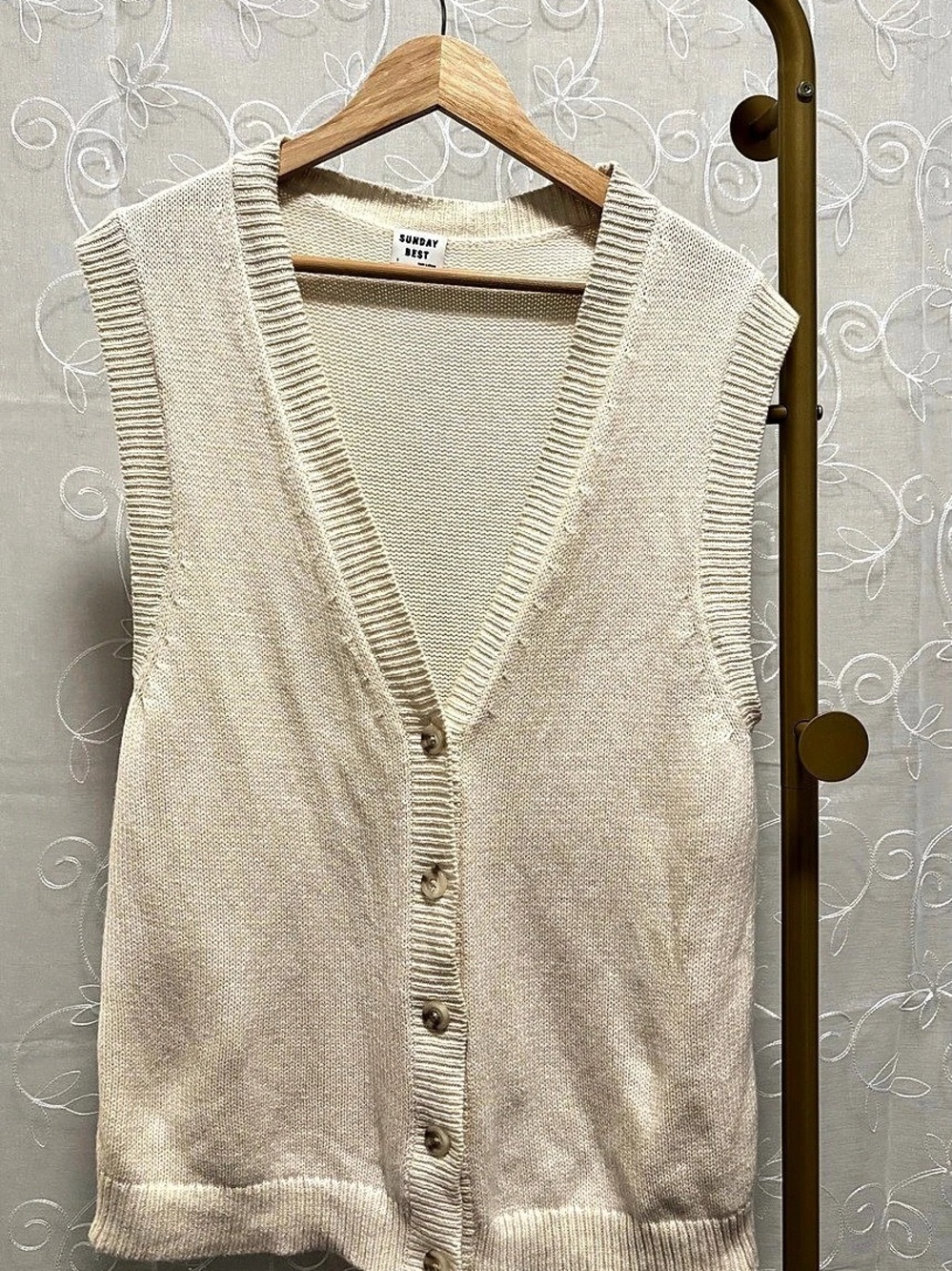 Sunday Best V-Neck Sweater Vest in Cream Size Small - Slight pilling